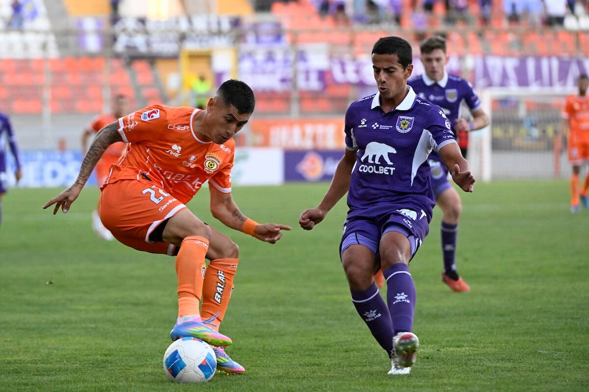 Loínos y lilas se enfrentan en la final de ida de la Liguilla de Ascenso. Foto: Agencia Aton