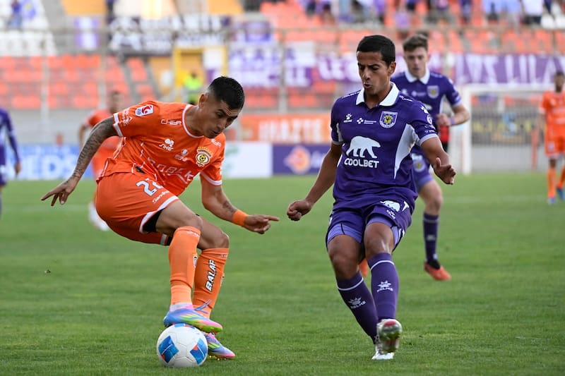 Loínos y lilas se enfrentan en la final de ida de la Liguilla de Ascenso. Foto: Agencia Aton