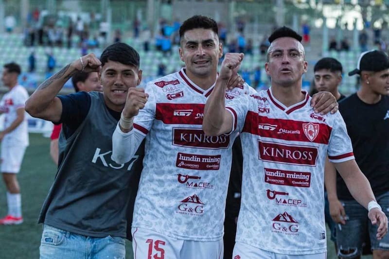 John Santander (al medio) habló sobre los cambios en las últimas horas por los tres puntos sumados a Cobreloa. Foto: @deportescopiapo