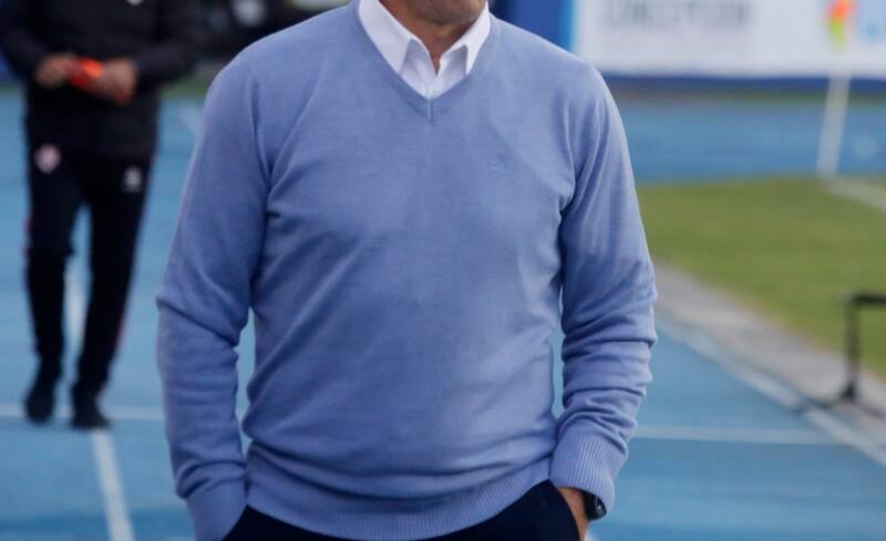 El técnico fue despedido y seguirá en Chile.