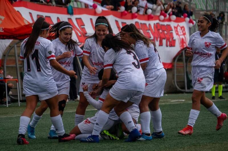 Gladys Esquivel y Yanka Cáceres parten al fútbol europeo.