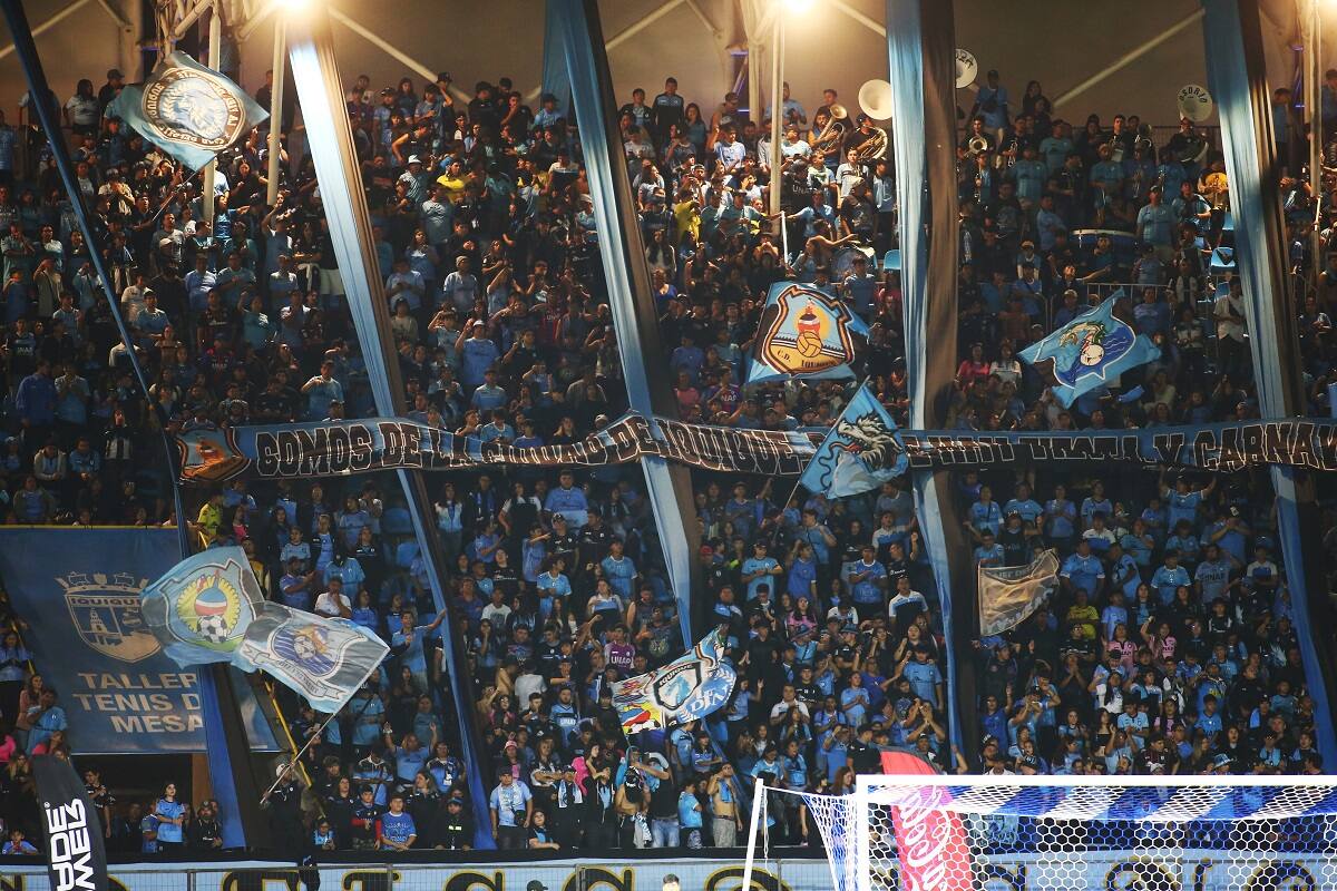 Hinchas de los Dragones Celestes. Agencia Aton