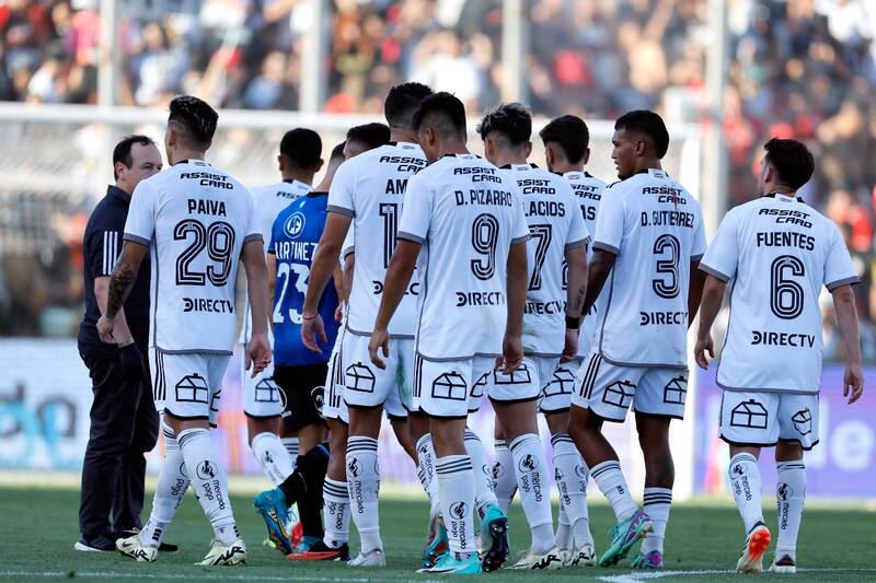 mira con atención a Colo Colo.