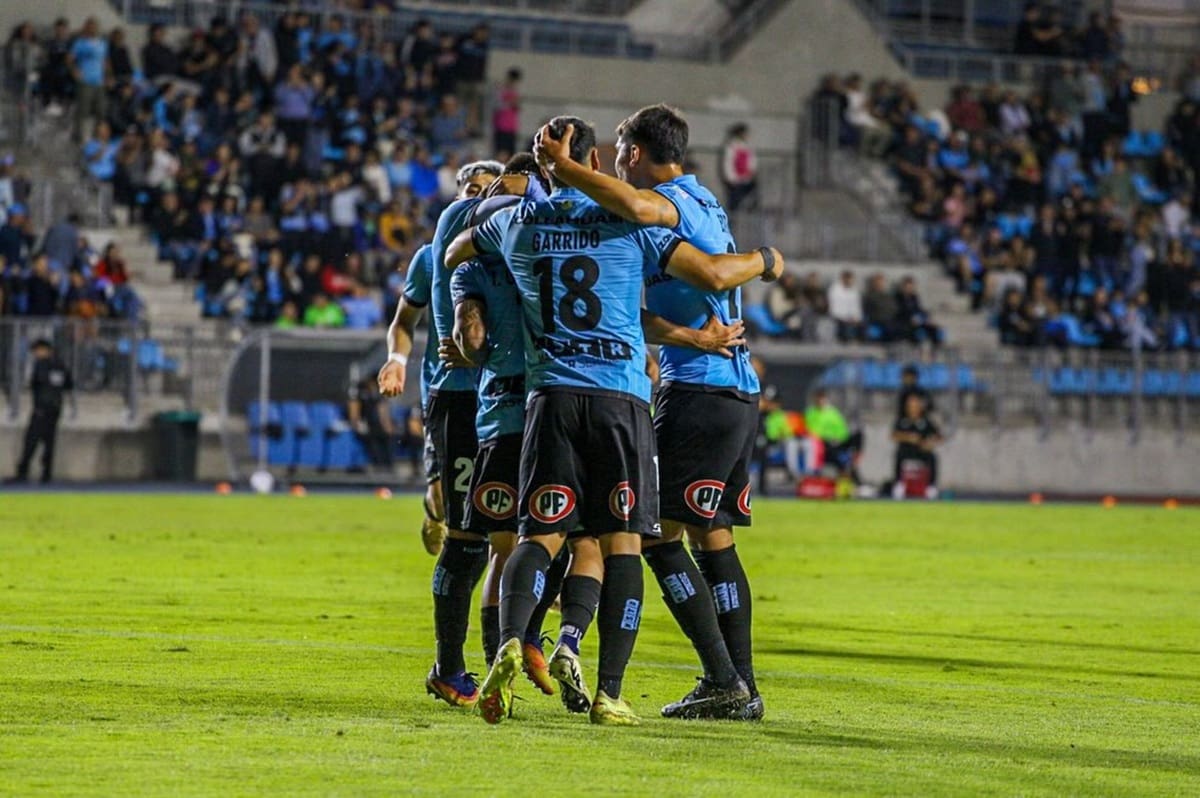 Los Dragones Celestes seguirán como DT interino. Foto: Instagram Iquique
