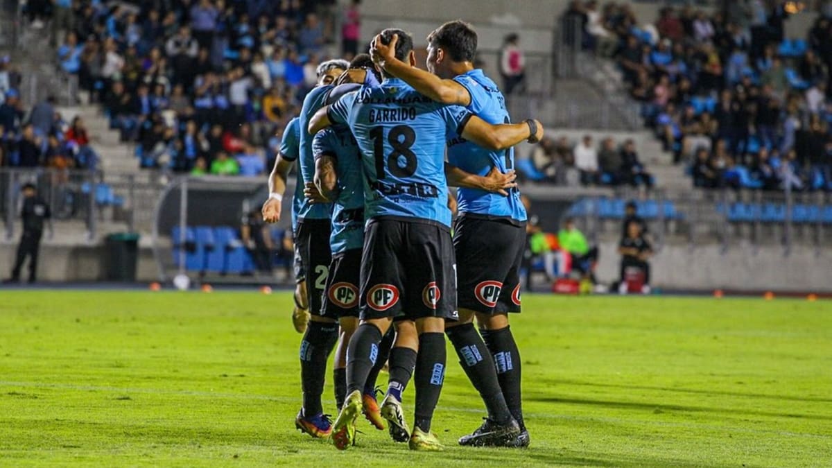 Álvaro Ramos apareció sobre el final y rescató a Iquique ante Curicó Unido