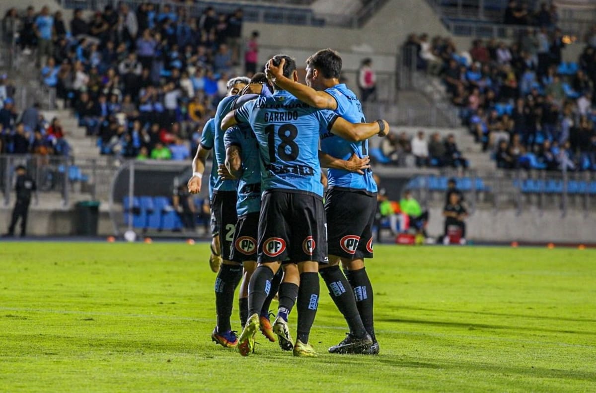 Álvaro Ramos apareció sobre el final y rescató a Iquique ante Curicó Unido