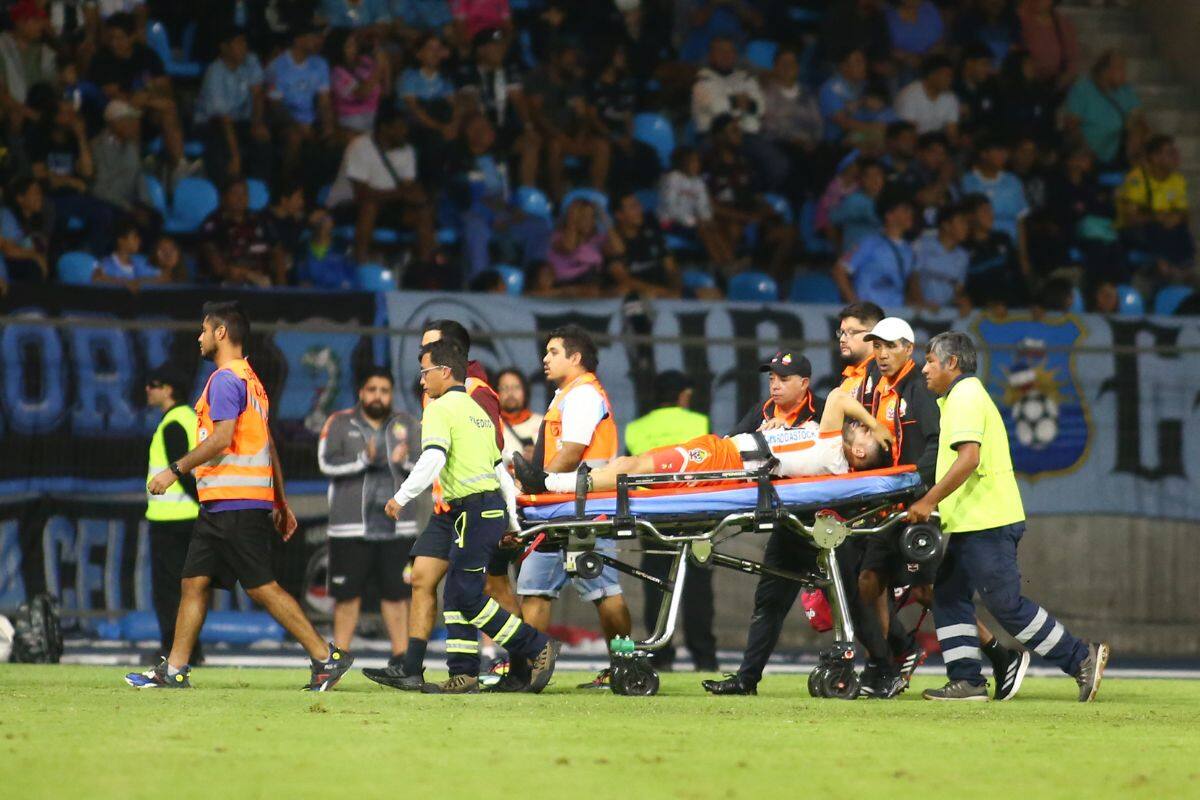 Nelson Sepúlveda es retirado en camilla del césped del Estadio Tierra de Campeones. Foto: Agencia Aton.