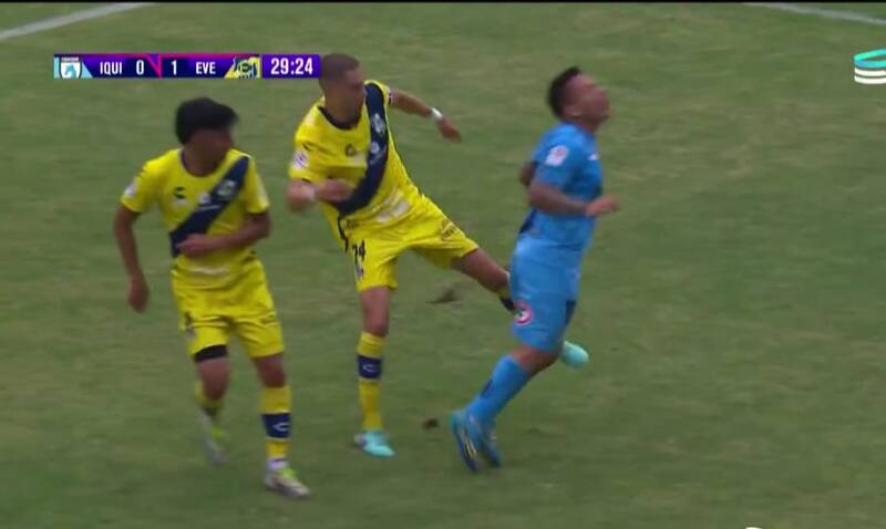 El momento exacto en que Diego Oyarzún impacta a Álvaro Ramos. ¡Patadón!