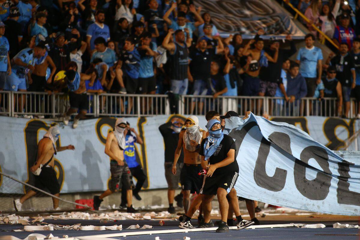 Los Dragones Celestes sufrieron una invasión de sus hinchas, lo que terminó con la suspensión del partido. Foto: Aton.