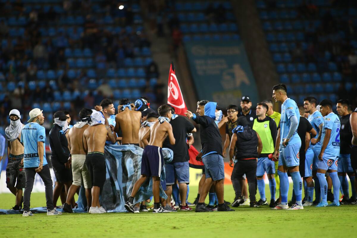 El compromiso terminó abruptamente cuando hinchas locales invadieron el terreno de juego del Tierra de Campeones ante la goleada sufrida por Unión Española. Foto: Alex Diaz/Photosport