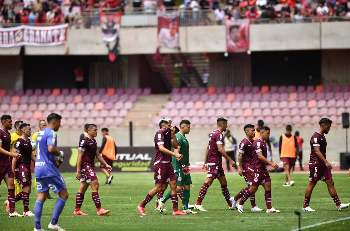 Duro coletazo tras la derrota ante Colo Colo: DT de La Serena teme por gravísima lesión de un refuerzo