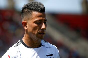 Miles de hinchas de Colo Colo exigen la salida de Valencia tras las declaraciones de su expareja