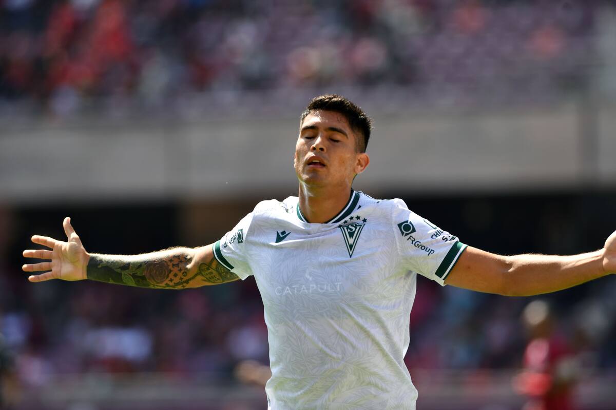 El jugador de Santiago Wanderers Juan Ignacio Duma celebra con sus compañeros.