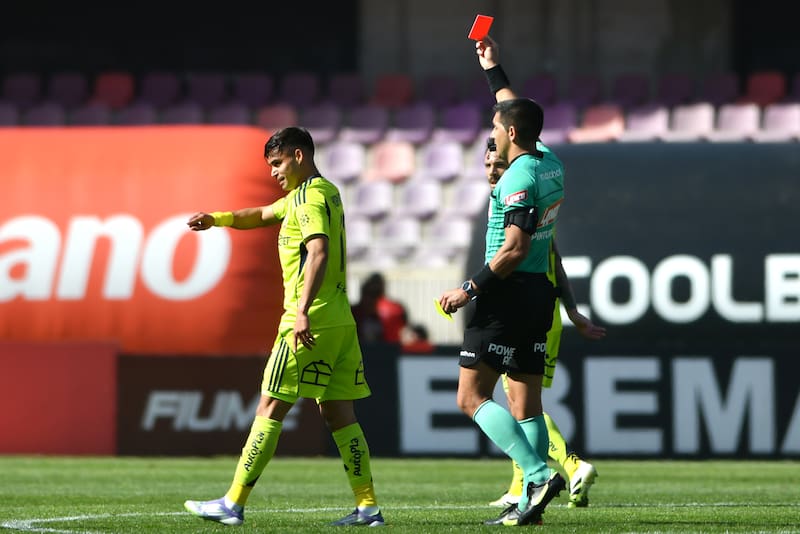 El arbitro Mathias Riquelme muestra tarjeta roja al jugador Fabian Hormazabal de Universidad de Chile.