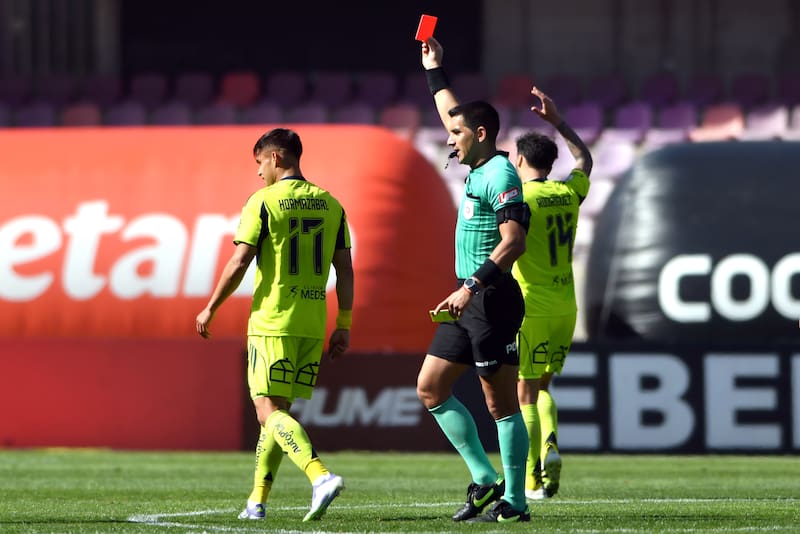 El arbitro Mathias Riquelme muestra tarjeta roja al jugador Fabian Hormazabal de Universidad de Chile.
