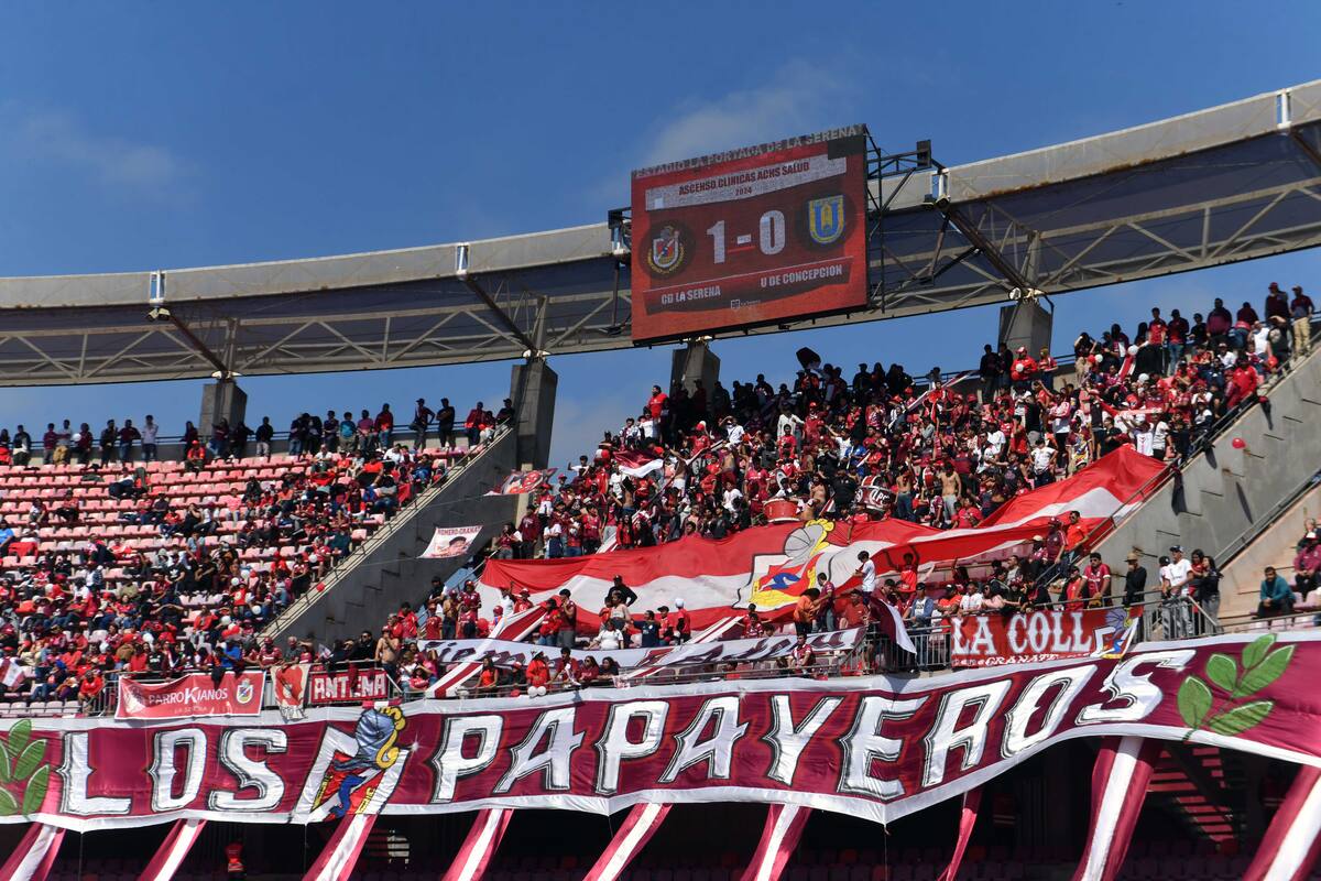 Futbol, Deportes La Serena vs Universidad de Concepcion.
Fecha 7, campeonato Ascenso 2024.
Hinchas de Deportes La Serena son fotografiados durante el partido de primera división B contra Universidad de Concepcion disputado en el estadio La Portada en La Serena, Chile.
06/04/2024
Alejandro Pizarro Ubilla/Photosport
Football, Deportes La Serena vs Universidad de Concepcion.
Date 7, 2024 Ascenso Championship.
Deportes La Serena fans are photographed during the first division B match against Universidad de Concepcion played at the La Portada stadium in La Serena, Chile.
06/04/2024
Alejandro Pizarro Ubilla/Photosport