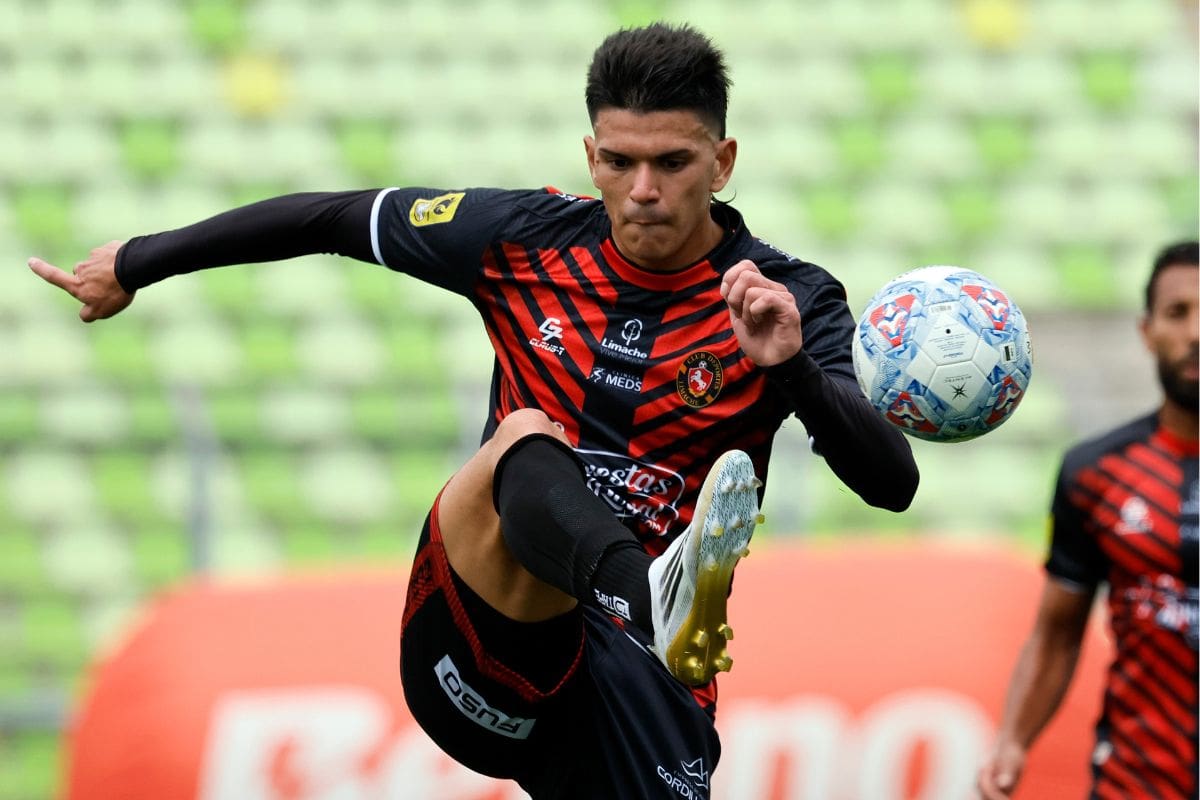 El defensor argentino Augusto Aguirre es una pieza fundamental en el sorprendente cuadro Tomatero que pelea por el liderato en la Liga de Primera 2026. Foto: Agencia Aton.