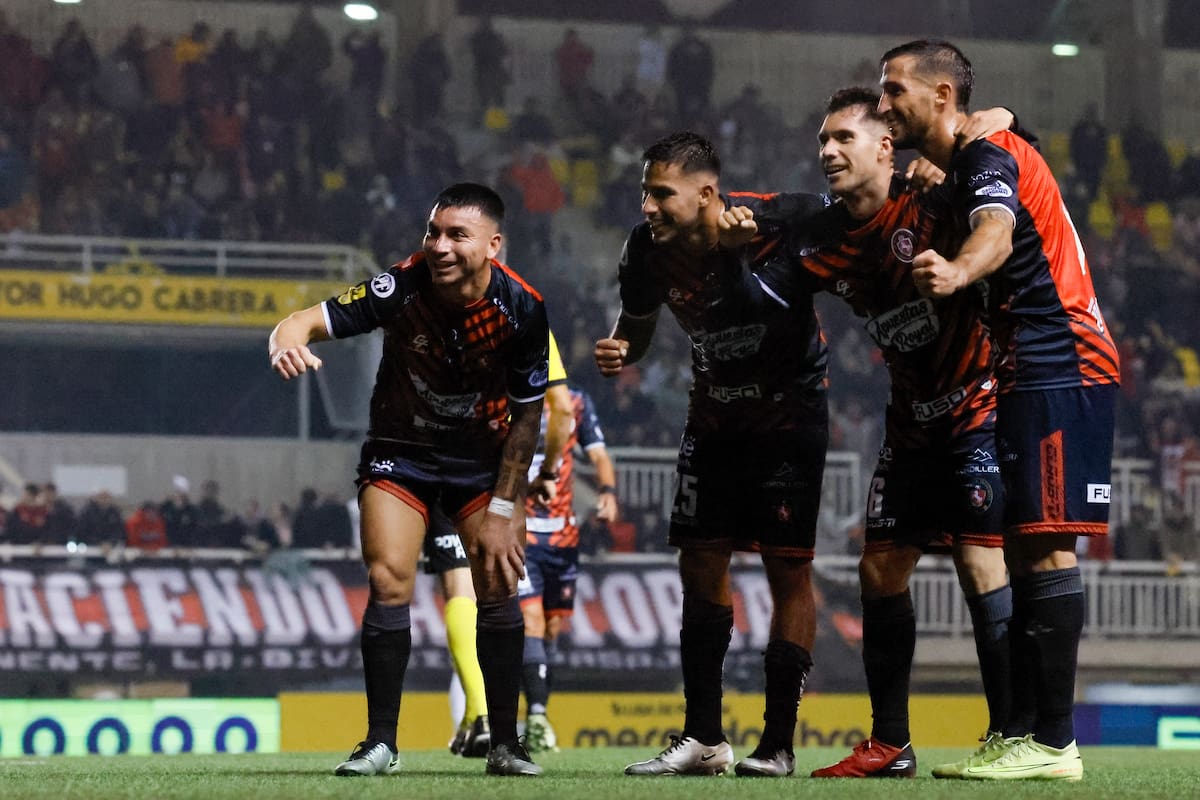 Los Tomateros quieren tumbar a la UC. Foto: Agencia Aton.