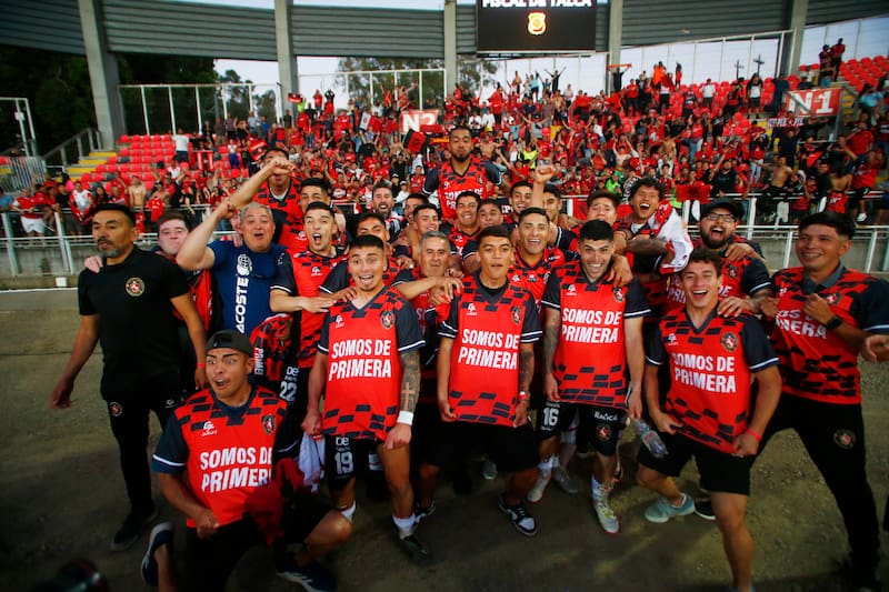 Francisco Silva festejó el ascenso de Deportes Limache a Primera División. (Foto: Aton)
