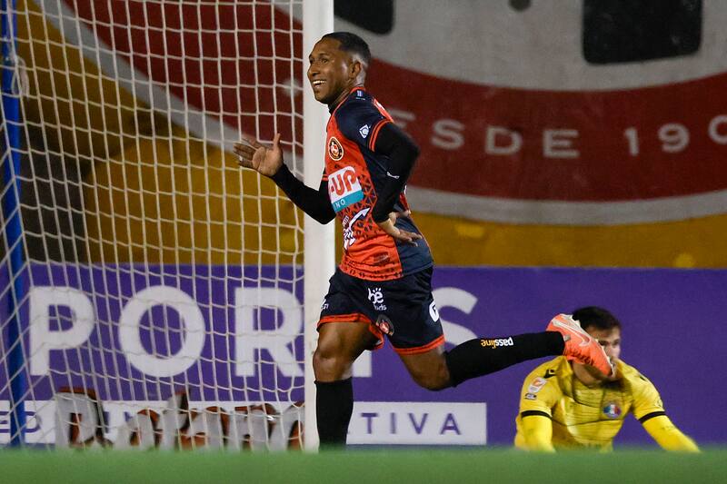 Luis Guerra marcando para los Tomateros durante la temporada.