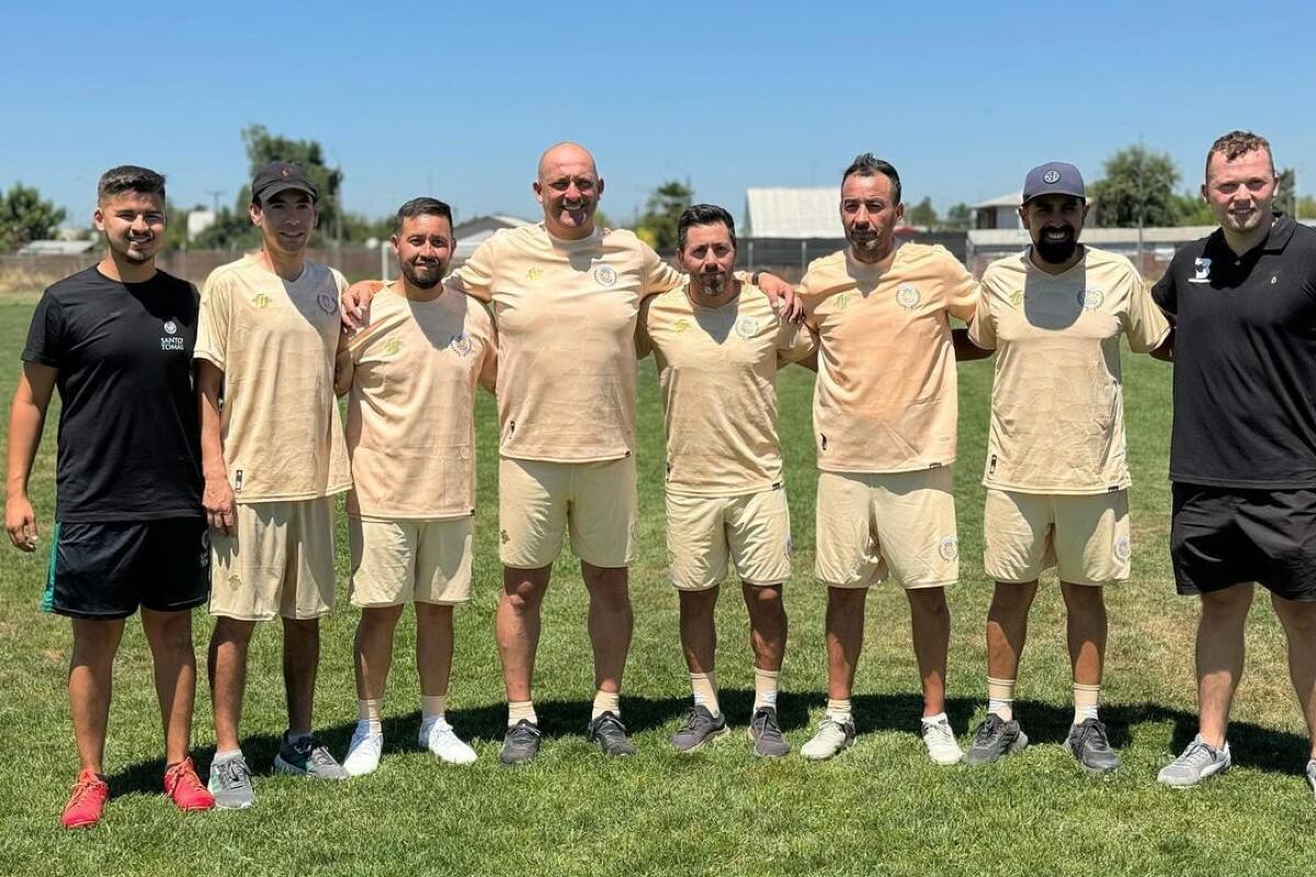 Cuerpo técnico de Deportes Linares liderado por Eduardo Lobos.