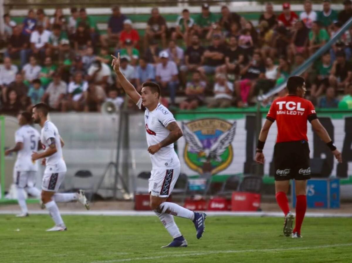 es uno de los dos líderes de la Segunda División del fútbol chileno.