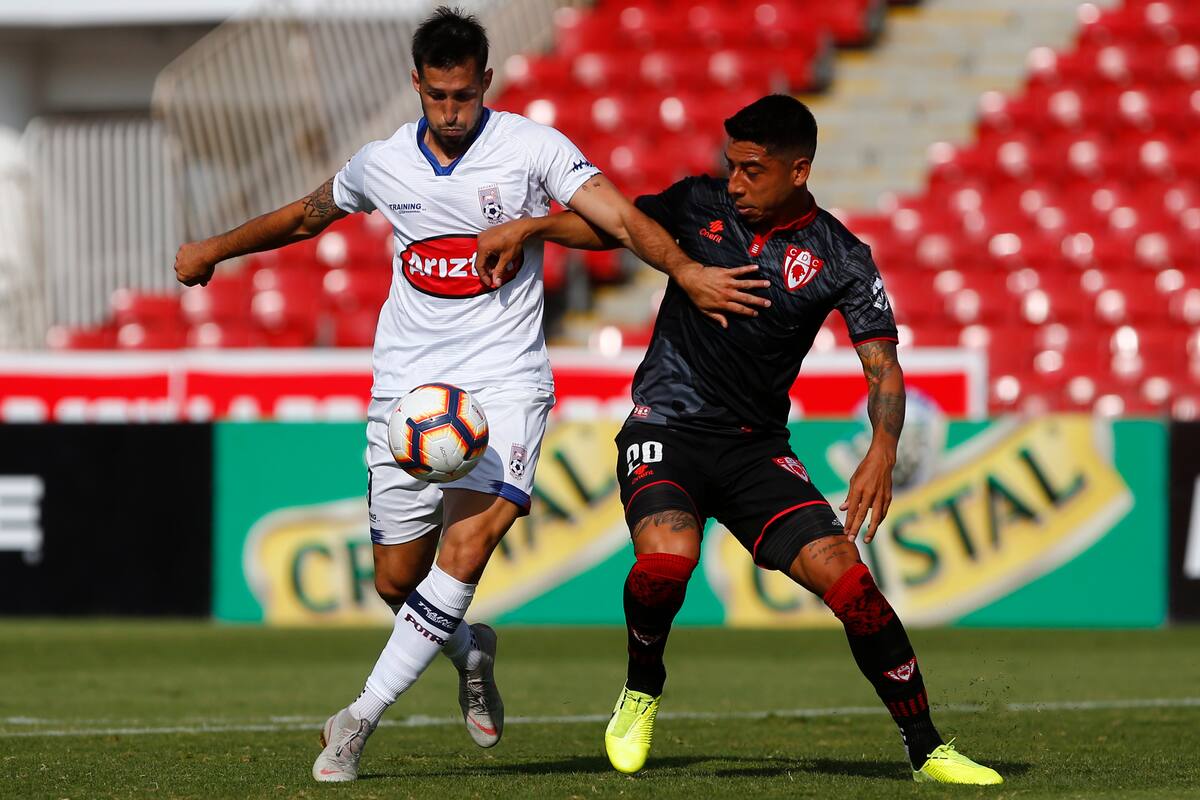 Futbol, Deportes Melipilla vs Deportes Copiapo
Campeonato Ascenso 2020.
El jugador de Deportes Copiapo Jose Tiznado, disputa el balon contra Gonzalo Sosa de Deportes Melipilla durante el partido por el ascenso en el estadio Nacional.
Santiago, Chile.
15/01/2020
Ramon Monroy/Photosport
Football, Deportes Melipilla vs Deportes Copiapo
Ascent Championship 2020.
Deportes Copiapo's player Jose Tiznado, battles for the ball against Gonzalo Sosa of Deportes Melipilla during ascent Championship at the Nacional stadium.
Santiago, Chile.
15/01/2020
Ramon Monroy/Photosport