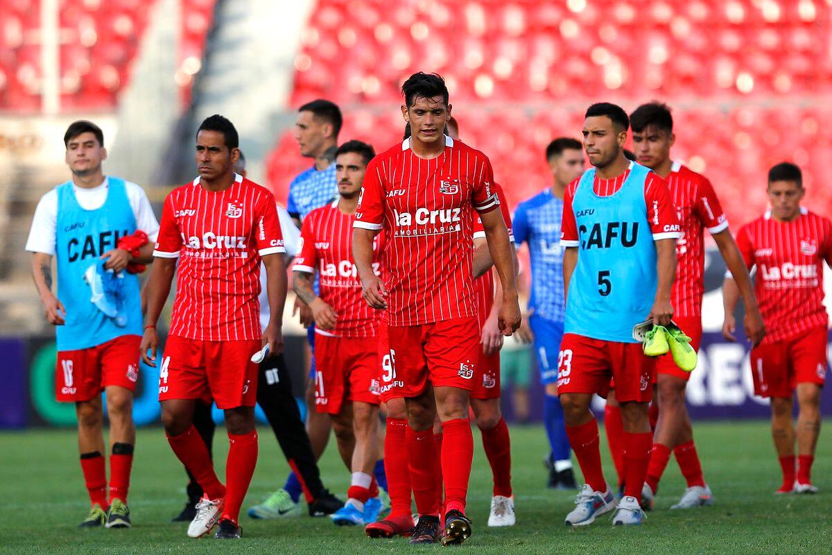 Futbol, Deportes Melipilla vs Union San Felipe.
Campeonato Ascenso 2020.
Los jugadores de Union San Felipe se lamentan luego de perder contra Deportes Melipilla por el ascenso en el estadio Nacional.
Santiago, Chile.
12/1/2020
Marcelo Hernandez/Photosport
Football, Deportes Melipilla vs Union San Felipe.
Ascent Championship 2020.
Union San Felipe's players reacts after losing against Deportes Melipilla for ascent Championship at the Nacional stadium.
Santiago, Chile.
12/1/2020
Marcelo Hernandez/Photosport
