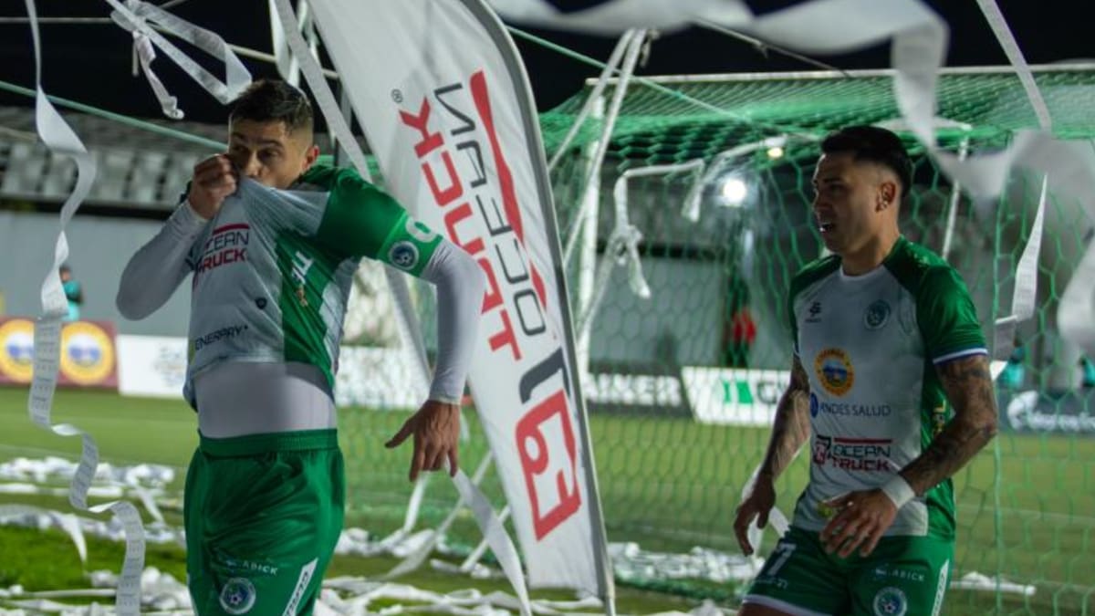 Deportes Puerto Montt celebra en su aniversario y vence con 9 jugadores a Magallanes en Primera B