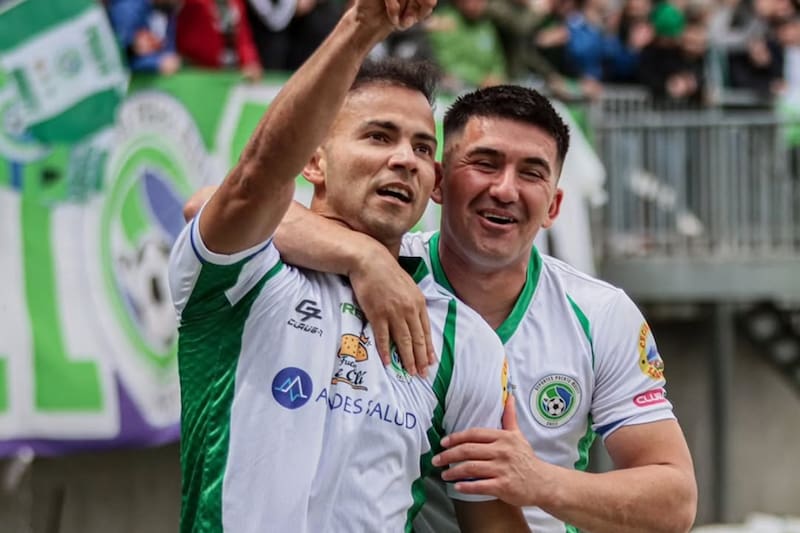 El Velero está a un paso de volver a la Primera B del fútbol chileno. Foto: @camilosantanaph en Instagram.