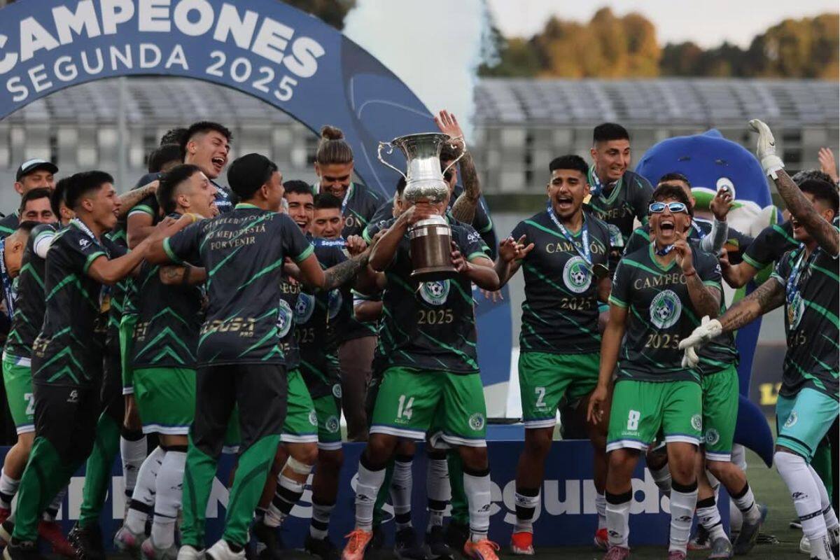 Los delfines celebran el ascenso a Primera B, donde el próximo año podrían medirse a San Marcos de Arica, el duelo de los extremos. Foto: Deportes Puerto Montt en Instagram.