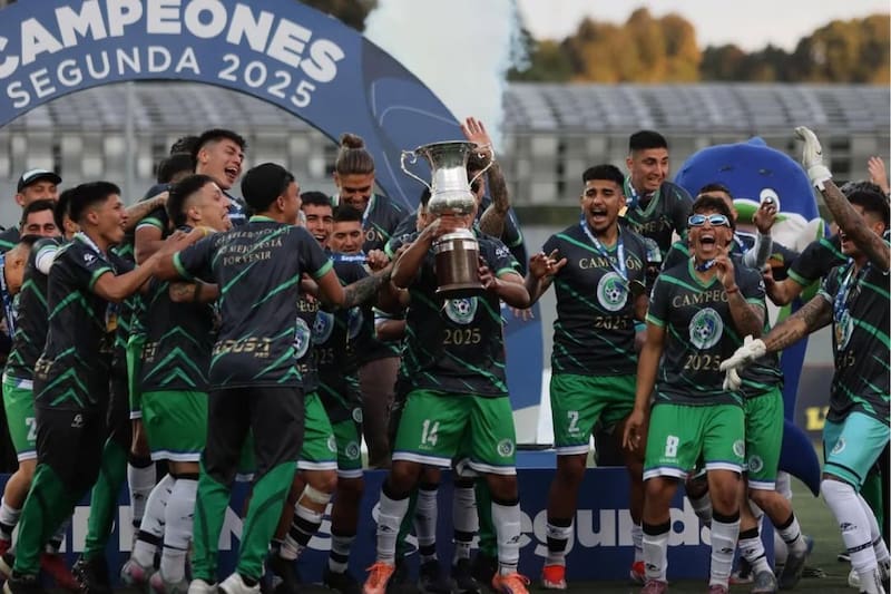 Los delfines celebran el ascenso a Primera B, donde el próximo año podrían medirse a San Marcos de Arica, el duelo de los extremos. Foto: Deportes Puerto Montt en Instagram.