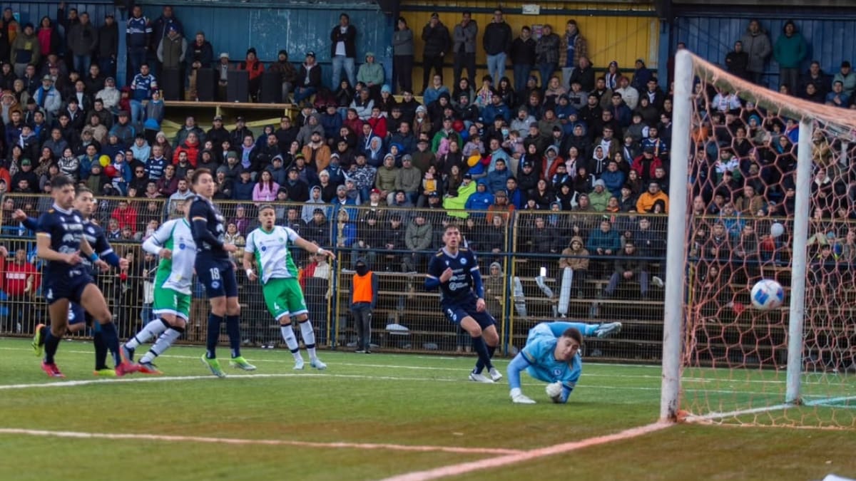 Fuera de todo pronóstico: club del fútbol chileno puede levantar el título en el estadio de su clásico rival