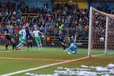 Fuera de todo pronóstico: club del fútbol chileno puede levantar el título en el estadio de su clásico rival