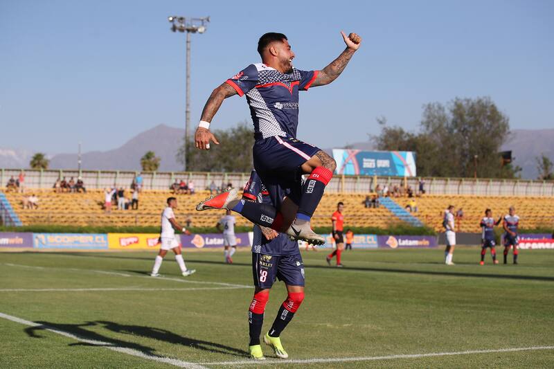 Deportes Recoleta jugando en el Municipal de La Pintana.
