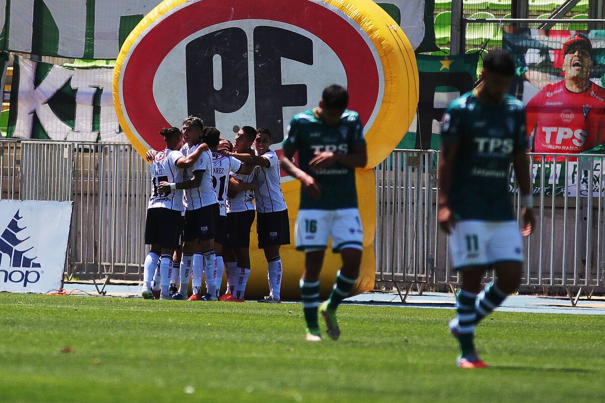 El plantel celebrando ante Wanderers. Foto: Agencia Aton.