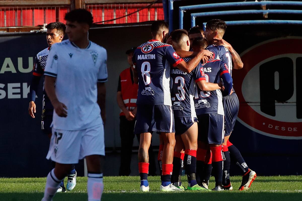 El jugador de Deportes Recoleta German Estigarribia celebra ante Wanderers.