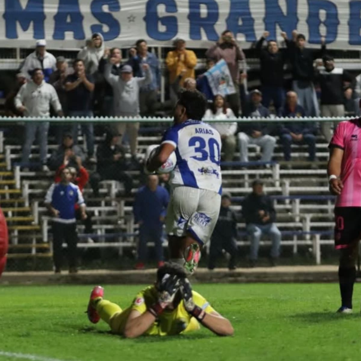 No se dieron tregua: Santa Cruz y Magallanes protagonizaron un electrizante empate por Primera B