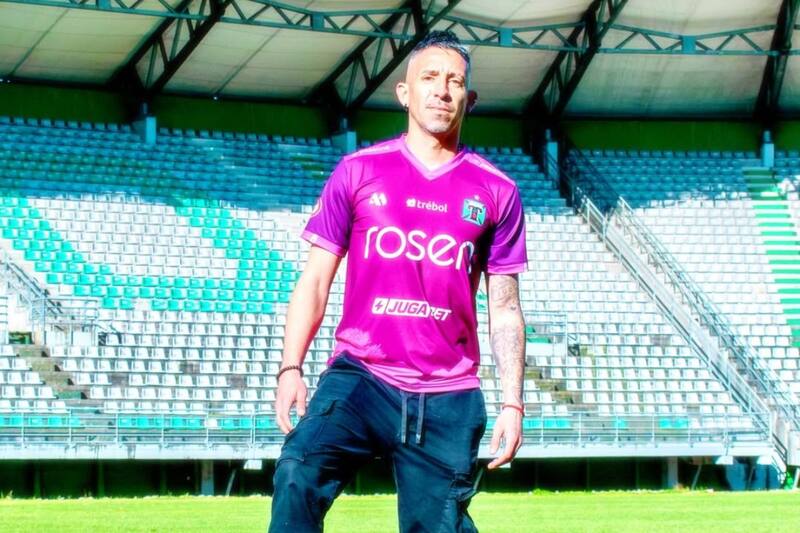 Y su polémica nueva camiseta. Foto: @pipereynero11