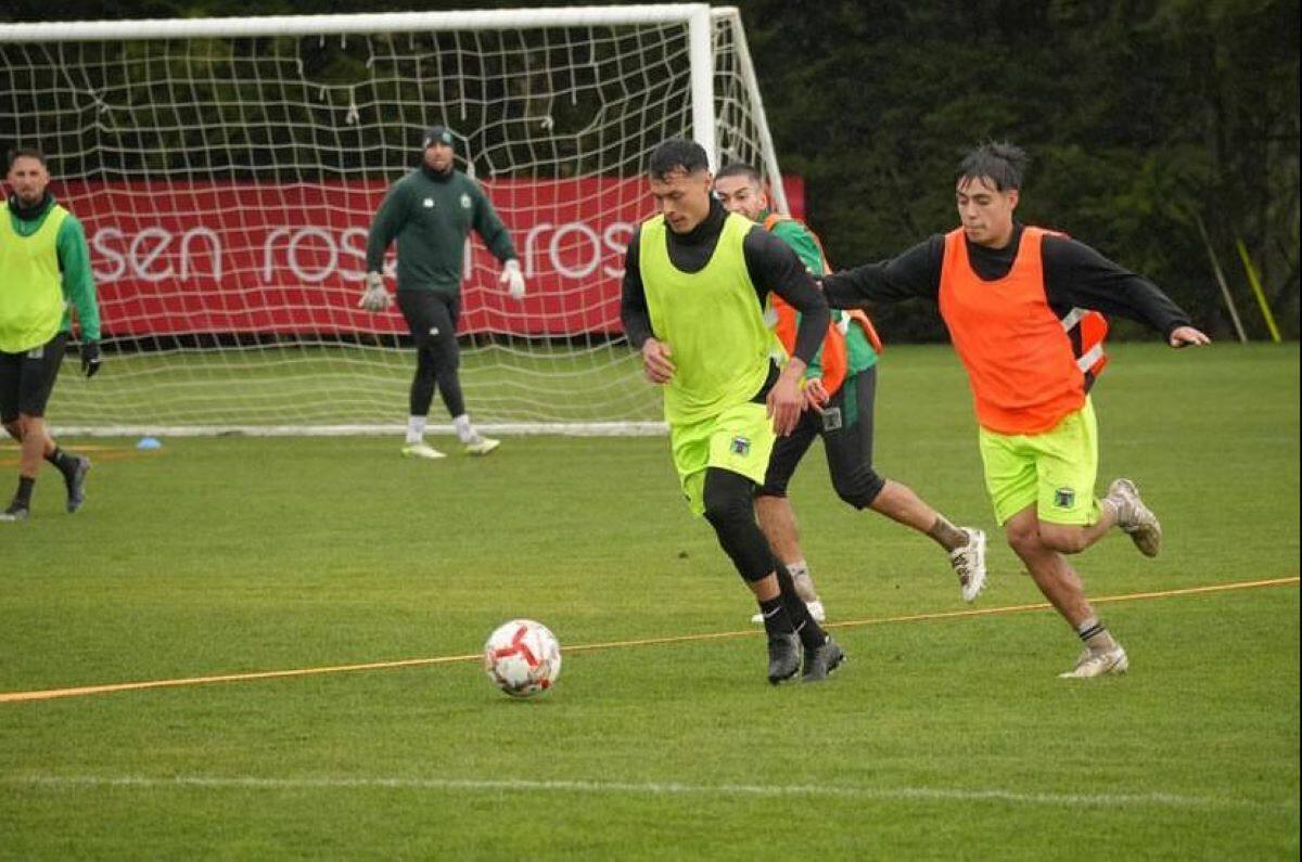 debutará con Esteban Valencia como DT. Foto: @deportes_temuco_oficial/Instagram.