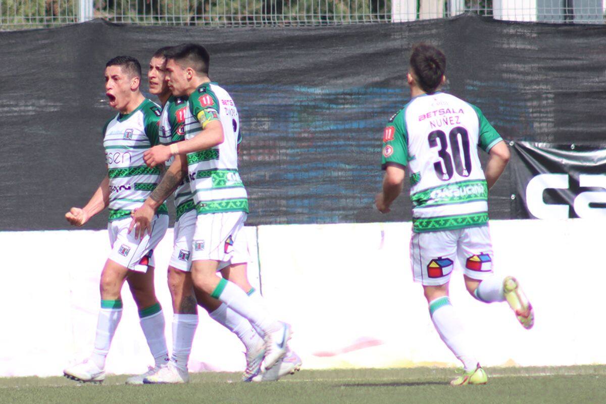 Jugadores del Pije festejan un gol durante el partido ante AC Barnechea, por el Campeonato Nacional de Primera B. Foto: Campeonato Chileno.