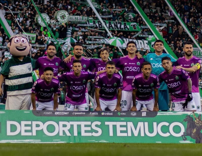 Con los colores albiverdes de la barra como fondo.