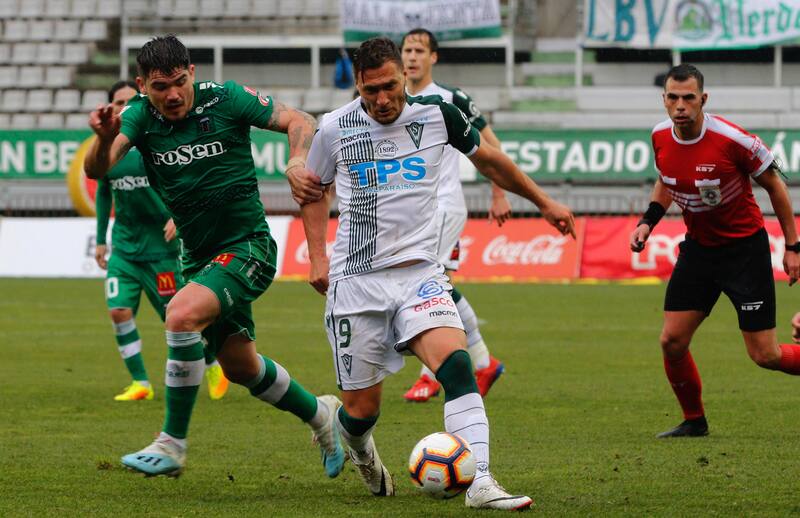 Futbol, Deportes Temuco vs Santiago Wanderers
Decimo octava fecha, campeonato Nacional 2019
El jugador de Santiago Wanderers Gustavo Lanaro, derecha, disputa el balon con la defensa de Deportes Temuco durante el partido de primera division realizado en el estadio German Becker en Temuco, Chile.
10/08/2019
Ricardo Ulloa/Photosport
Football, Deportes Temuco vs Santiago Wanderers
Eighteenth date, National Championship 2019
Santiago Wanderer¥s player Gustavo Lanaro, right, battles for the ball against defense of Deportes Temuco during the first division match held at the German Becker stadium in Temuco, Chile.
10/08/2019
Ricardo Ulloa/Photosport