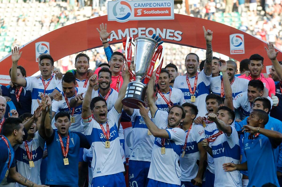 Futbol, Deportes Temuco vs Universidad Católica.
Trigésima fecha, campeonato nacional 2018.
Los jugadores de Universidad Catolica celebran con la Copa al final del partido contra Deportes Temuco por primera division disputado en el estadio German Becker.
Temuco, Chile.
1/12/2018
Marcelo Hernandez/Photosport
Football, Deportes Temuco vs Universidad Católica.
30 th date, National Championship 2018.
Universidad Catolica's players celebrate with the trophy after the end first division football against Deportes Temuco at the German Becker stadium in Temuco, Chile.
1/12/2018
Marcelo Hernandez/Photosport