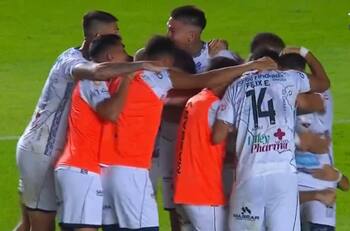 Con un chileno en cancha: Talleres cayó en la Copa Argentina tras un papelón contra un club de tercera