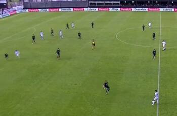 Y no era el árbitro: equipo de Primera en Argentina protagoniza insólito momento jugando con 12 futbolistas