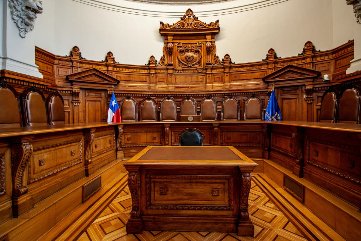 En Chile, como parte de su proceso de titulación, los abogados deben jurar ante la Corte Suprema en una audiencia pública.