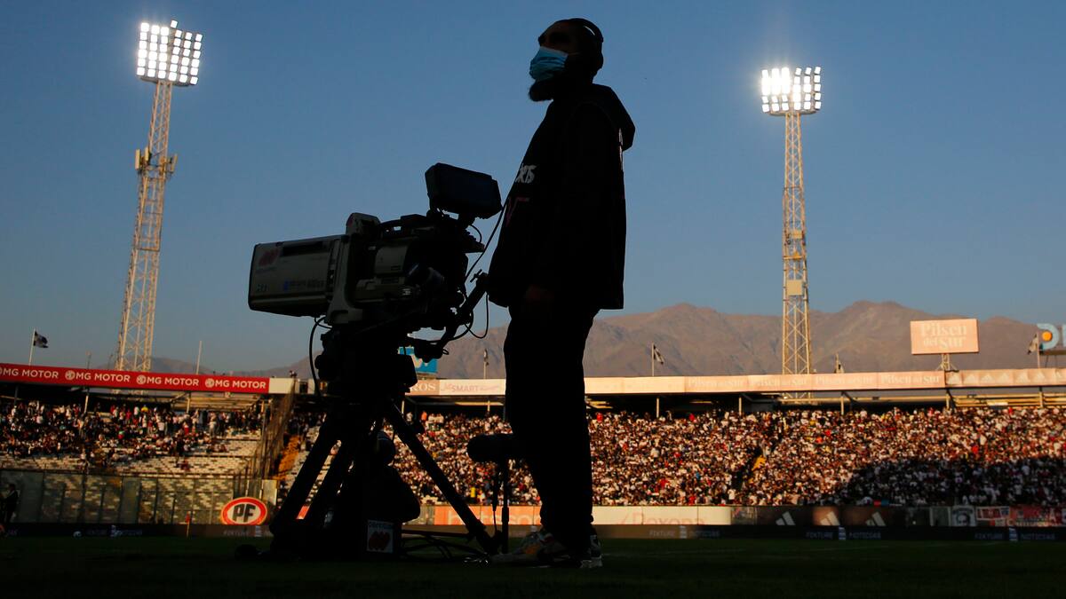 Contratos de televisión millonarios y fútbol estancado: el fracaso chileno en la era del fútbol-negocio