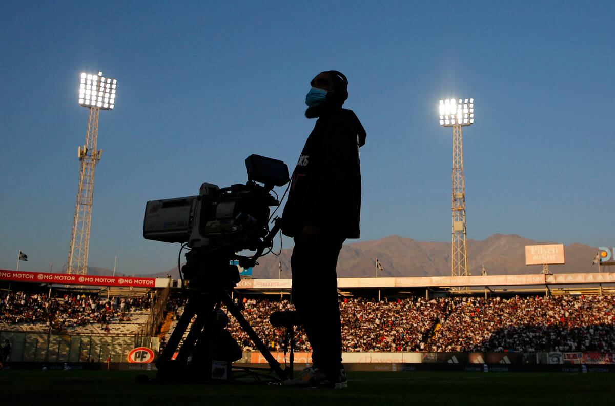 Contratos de televisión millonarios y fútbol estancado: el fracaso chileno en la era del fútbol-negocio