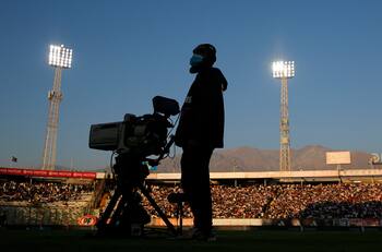 Contratos de televisión millonarios y fútbol estancado: el fracaso chileno en la era del fútbol-negocio